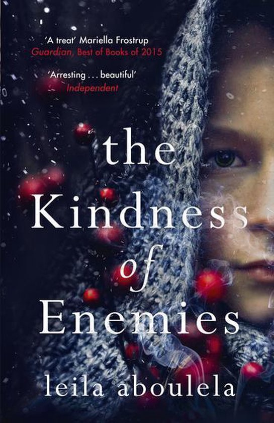 Boekcover van 'The Kindness of Enemies' met een close-up van een meisje met een sjaal en rode bessen.