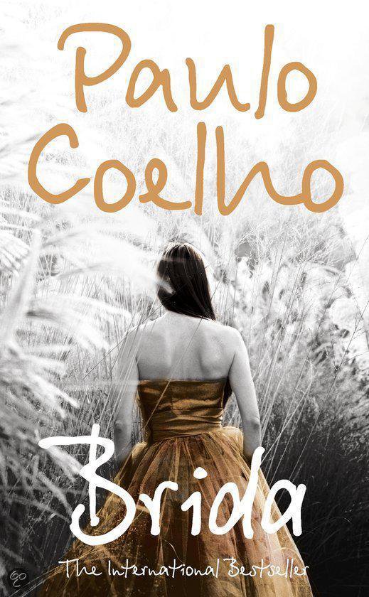 Boek 'Brida' van Paulo Coelho met op de voorkant een vrouw met lang bruin haar in een goudkleurige jurk, kijkend naar droog gras.