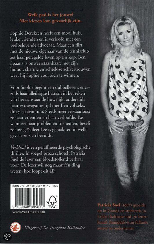 Een blonde vrouw in een zilveren top met panterprint en jeans, staand.