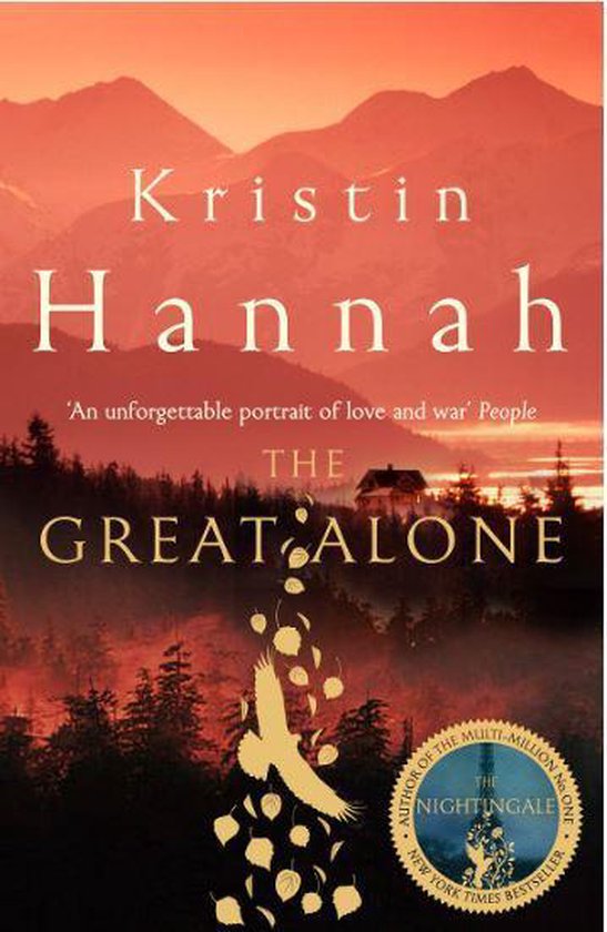 Boekomslag van The Great Alone door Kristin Hannah met een silhouet van een vogel tegen een oranje berglandschap.