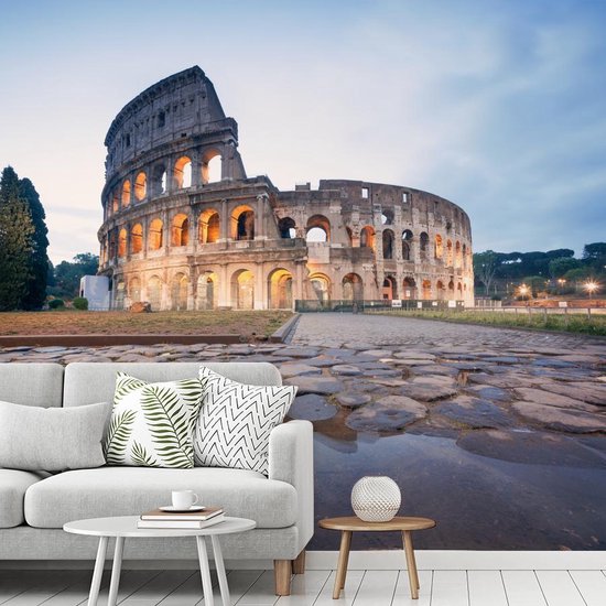 Fotobehang vinyl - Het Colosseum in Italië met zonsopgang breedte 275 cm x  hoogte 250... | bol.com