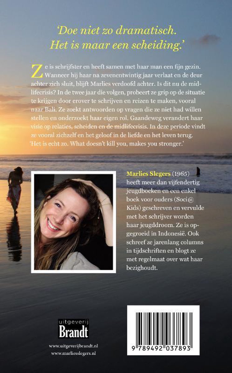 Boek "Het is maar een scheiding". Achterkant met tekst en een foto van een lachende vrouw en een silhouet van een vrouw op het strand bij zonsondergang.