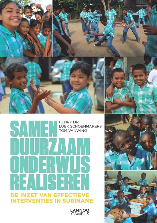 Meisjes en jongens in schooluniformen met blauw-groene ruitjes, sommigen spelen, anderen kijken naar de camera.