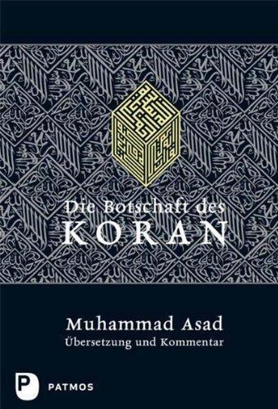 De boodschap van de Koran, vertaling en commentaar door Muhammad Asad, met een decoratieve gouden kubus op een donkere achtergrond met kalligrafie.