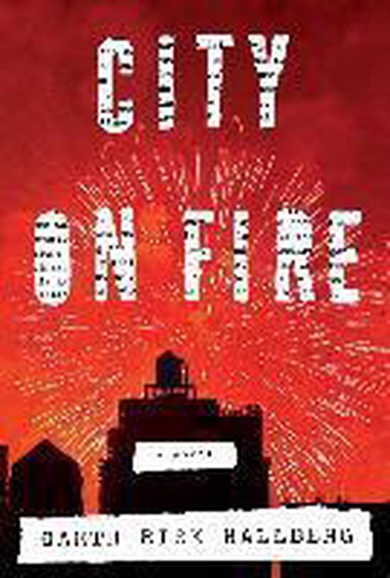 Boekcover met de titel "CITY ON FIRE" in witte letters tegen een achtergrond van vuurwerk en een stadsgezicht in silhouet.