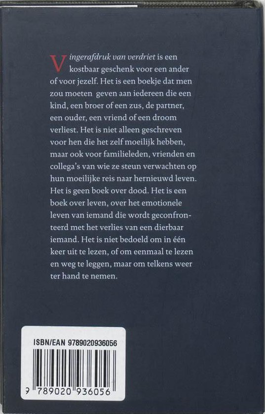 Achterkant boek met donkerblauwe kaft, tekst in het Nederlands en ISBN-barcode.