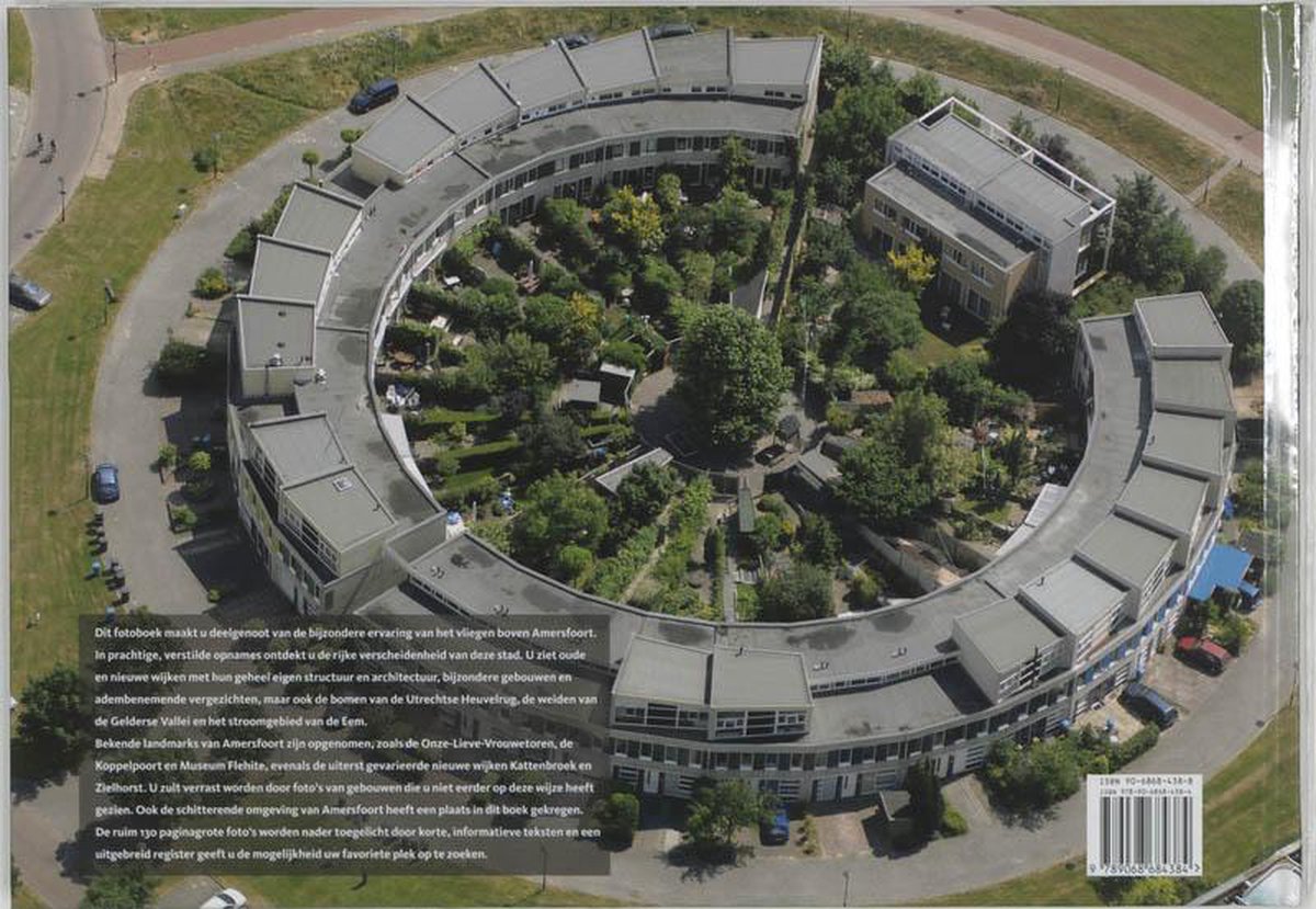 Luchtfoto van een ronde woonwijk met veel groen, genaamd de Eem-Vrouwenbroek.