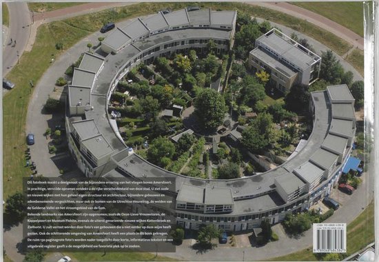 Luchtfoto van een ronde woonwijk met veel groen, genaamd de Eem-Vrouwenbroek.