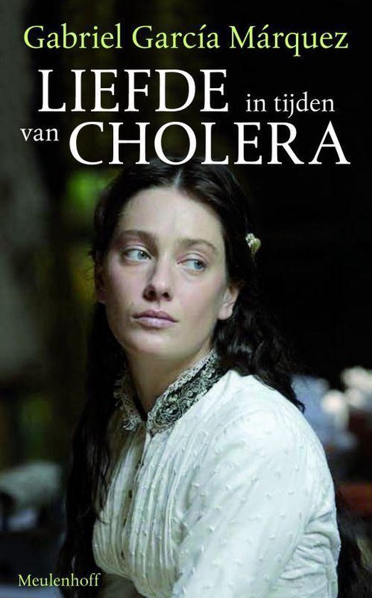 Een vrouw met donker haar en een wit kanten jurkje kijkt peinzend weg. Titel: Liefde in tijden van cholera.