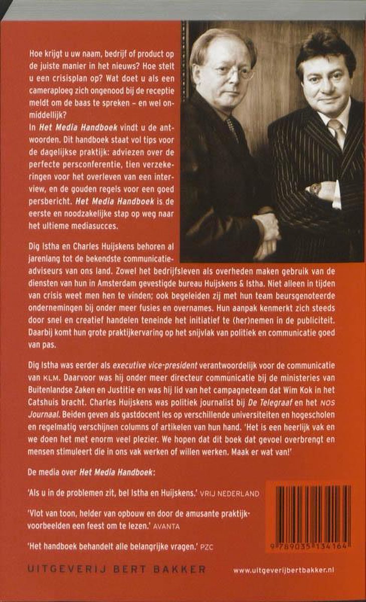 Achterkant van een boek met foto's van twee mannen en tekst over het boek 'Het Media Handboek'.