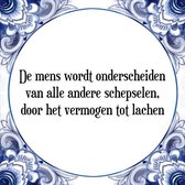 Tegeltje met Spreuk (Tegeltjeswijsheid): De mens wordt onderscheiden van alle andere schepselen, door het vermogen tot lachen + Kado verpakking & Plakhanger