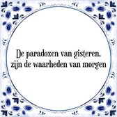 Tegeltje met Spreuk (Tegeltjeswijsheid): De paradoxen van gisteren, zijn de waarheden van morgen + Kado verpakking & Plakhanger