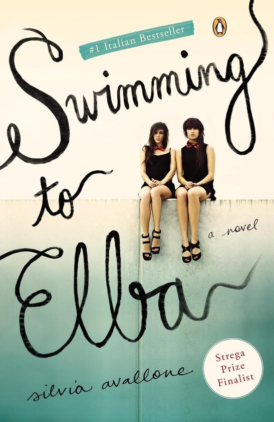 Boekomslag: Twee jonge vrouwen met strikjes om hun nek zitten op een muur, met de titel 'Swimming to Elba'.
