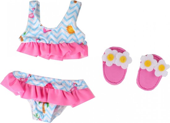 Poppenbikini met blauw-wit zigzag patroon, flamingo's, palmbomen en roze ruches. Roze bloemensandalen ernaast.