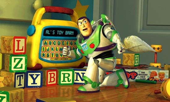 Buzz Lightyear knielt voor een gele "Al's Toy Barn" elektronische speelgoedradio, omringd door blokken.