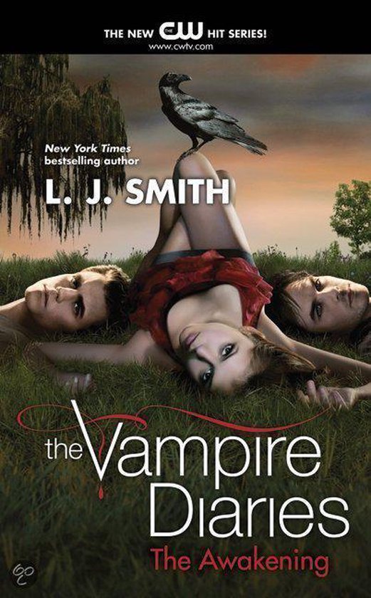 De cover van "The Vampire Diaries: The Awakening" toont een vrouw met een rode jurk, liggend in het gras, met twee mannen naast haar en een kraai op haar been. "The New CW Hit Series" staat bovenaan.