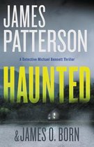 Boekomslag van 'Haunted' door James Patterson en James O. Born. Een griezelig huis aan het water met mist op de achtergrond.