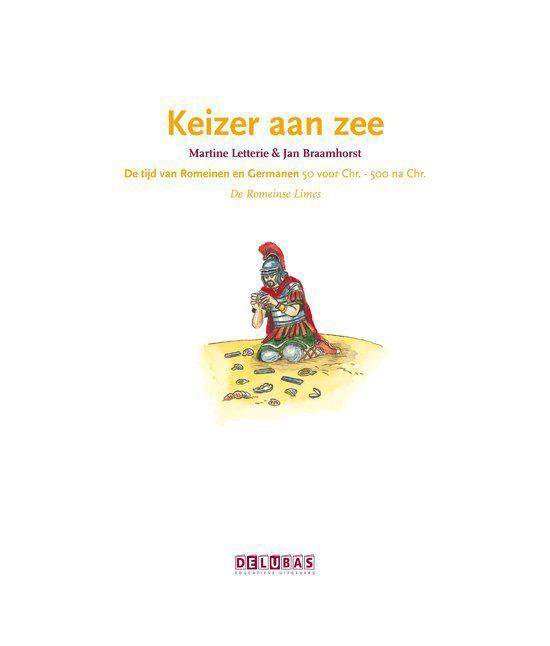 Een Romeinse soldaat met helm en rode cape knielt op het zand, kijkend naar objecten. Titel: Keizer aan zee.