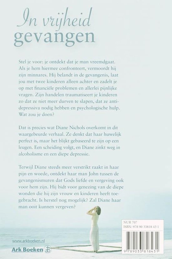 Boekomslag van 'In Vrijheid Gevangen' met een vrouw op het strand en tekst. ISBN 978-9033818431.