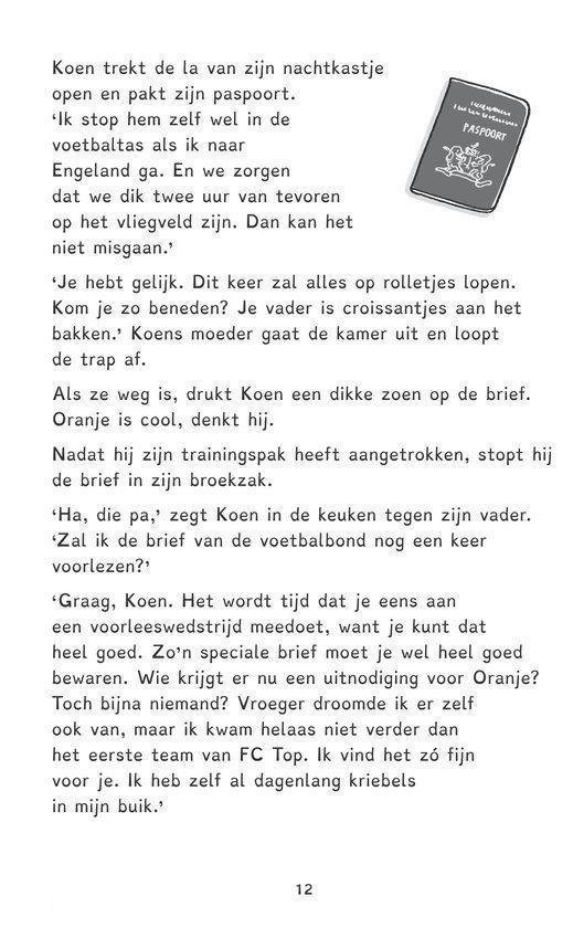 Karakterillustratie van een jongen die zijn paspoort pakt, met een voetbal op de achtergrond.