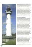 Vuurtoren aan de kust met witte en rode banen, en woonhuizen.