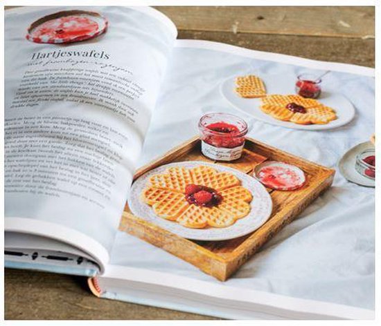 Boekpagina met hartjeswafels en jam.