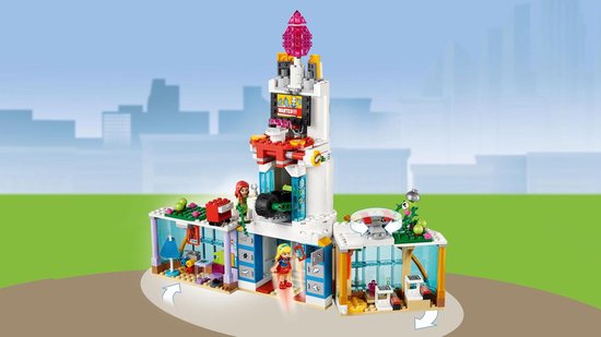 LEGO DC Super Hero Girls Superheldenschool met toren en speelruimtes.