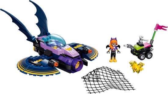 Paarse en donkerblauwe Batgirl batjet met vleermuisvleugels, naast een groen voertuig, net en Batgirl-figuurtje.
