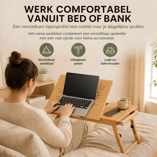 Vrouw werkt comfortabel vanuit bed op een houten laptoptafel. Met verstelbaar werkblad, inklapbare poten, lade en bekerhouder.