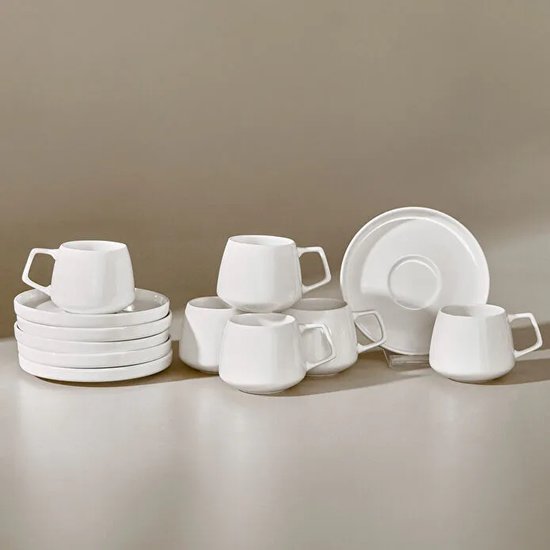 Set van zes witte porseleinen koffiekopjes met schotels, met een geometrisch ontwerp en rechte handvatten.