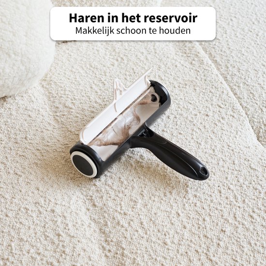 Rouleau anti-peluche avec manche noir, rempli de poils dans le réservoir. Facile à nettoyer.