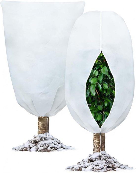 Twee witte plantenhoezen, één met de rits geopend om groene bladeren te onthullen, beide om de stammen van kleine bomen.
