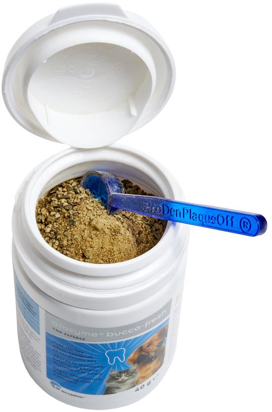 Een witte pot met een blauw schepje met "ProDenPlagueOff" erop, gevuld met poeder.