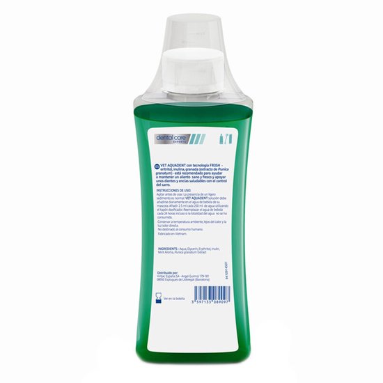 Achterkant van de Vet Aquadent fles met ingrediënten en gebruiksinstructies op het etiket.