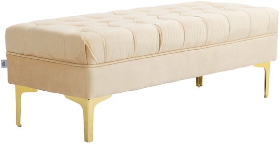 Beige fluwelen bank met gecapitonneerd oppervlak en gouden metalen poten op een witte achtergrond.
