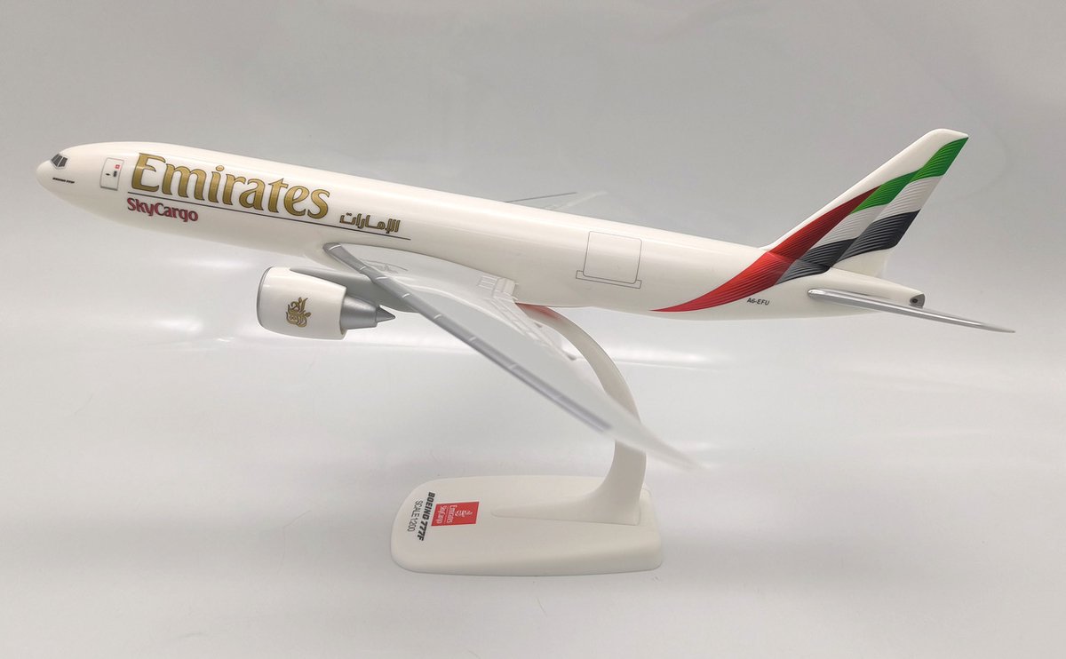 schaalmodel vliegtuig Emirates boeing 777F new livery schaal 1:200 lengte 31,85cm
