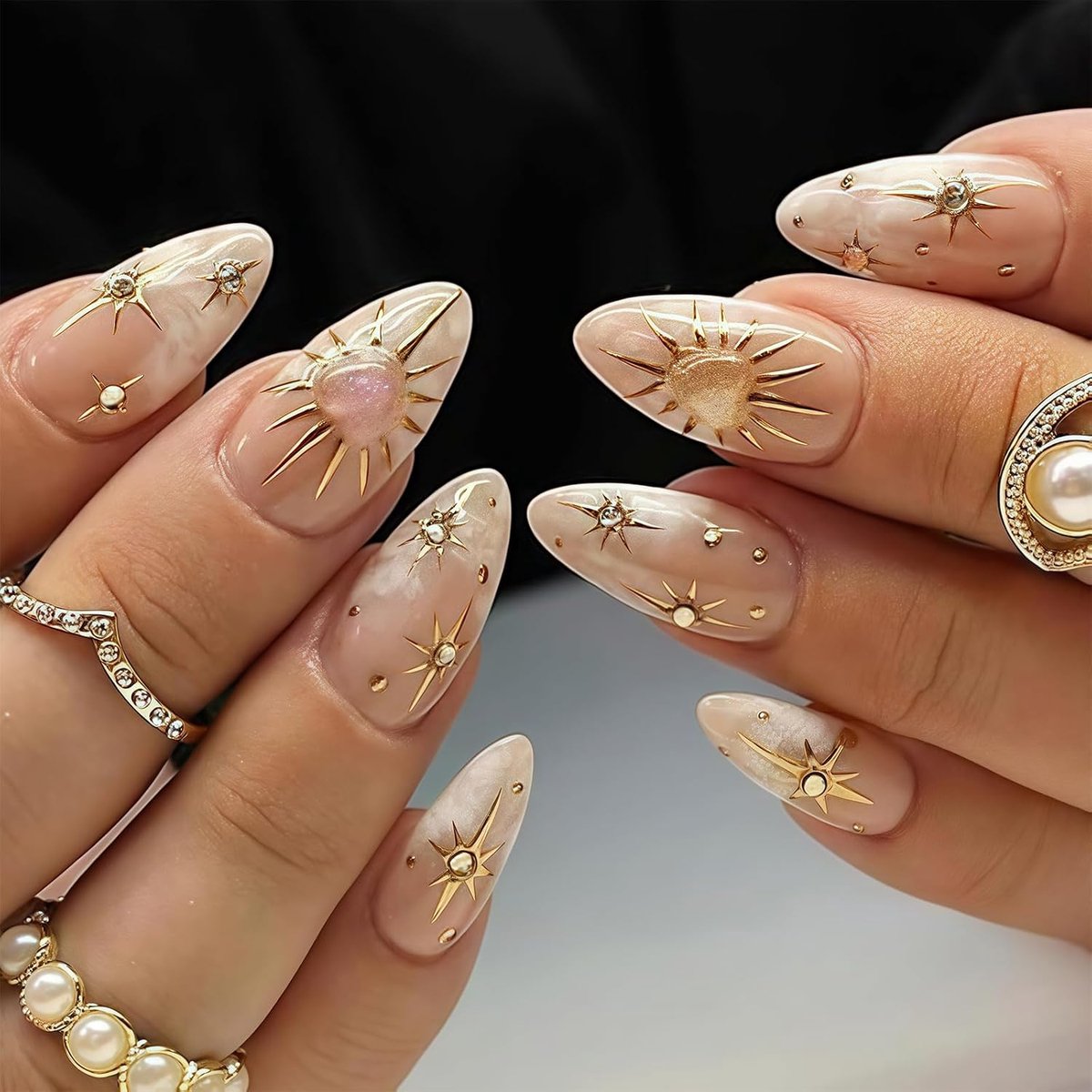 Dailygoods- Kunstnagels 24 Stuks - Amandelvormige Opplaknagels - 3D Gouden Sterren/Rhinestones - Korte Nep Nagels - Glanzend Nude Ombre - Hoogwaardig