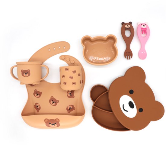 Ensemble de repas pour bébé avec bavoir beige imprimé ours en peluche, assiette ours en peluche marron, gobelets et couverts.