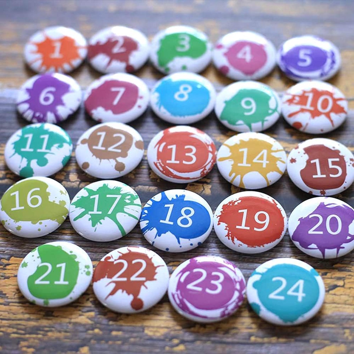 Dailygoods- Adventskalender 2025 - 24 Knoppen - Kerstkalender - Nummer Spelden - Knutselset - Kunststof/Metaal - Diameter 38 mm