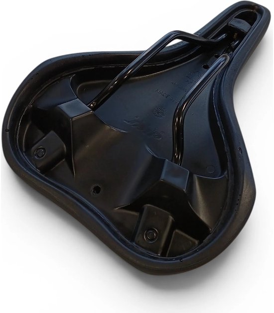 Onderkant zwart fietszadel met "MADE IN ITALY" en Selle-logo.