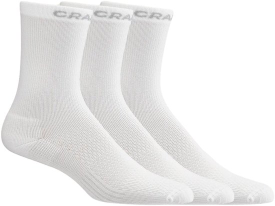 Drie witte CRAFT sportsokken met een fijn rasterpatroon en logo aan de bovenzijde.