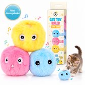 Drie pluizige kattenballen in geel, roze en blauw met borduurogen, samen met een kitten en de productverpakking.