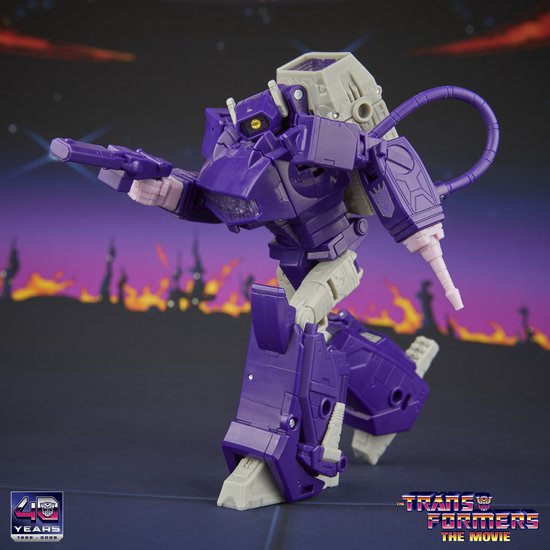 Shockwave actiefiguur in een lopende pose voor een futuristische achtergrond met '40 Years' logo.