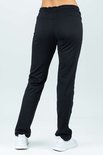 Zwarte trainingsbroek van Sjeng Sports voor dames, met een rechte pasvorm en witte sneakers.