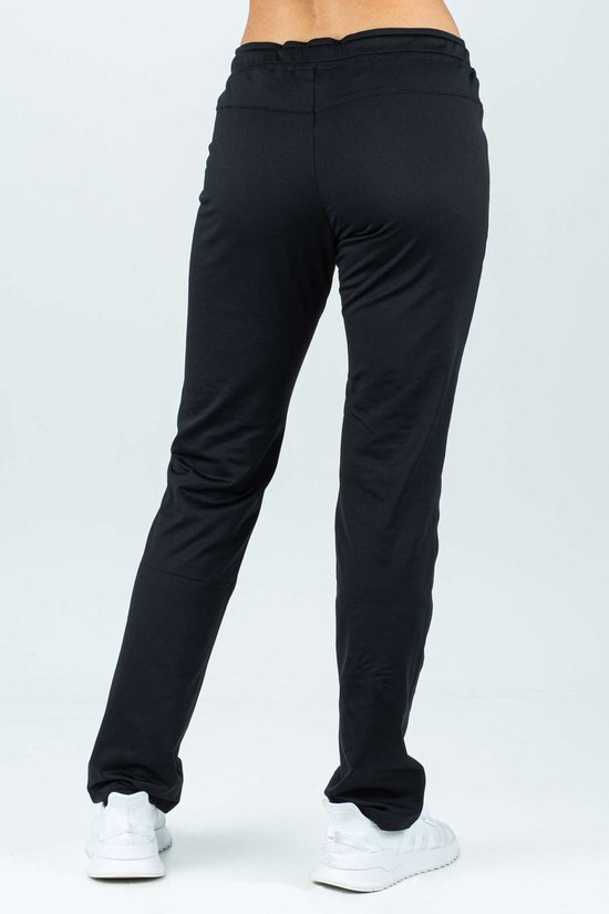 Zwarte trainingsbroek van Sjeng Sports voor dames, met een rechte pasvorm en witte sneakers.