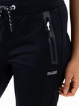 Detail van de donkerblauwe trainingsbroek met ritssluiting, trekkoord en merklogo.