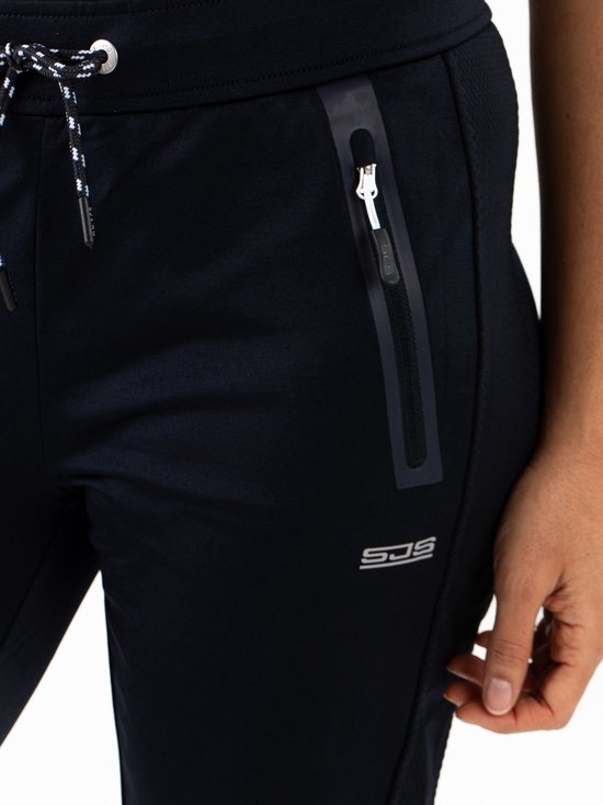 Detail van de donkerblauwe trainingsbroek met ritssluiting, trekkoord en merklogo.