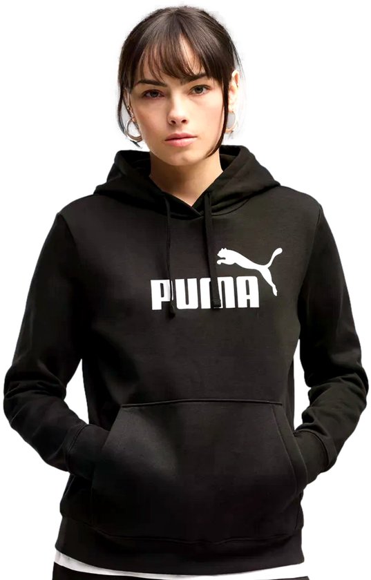 Zwarte Puma hoodie met wit logo, gedragen door een model met handen in de zakken.