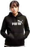 Zwarte Puma hoodie met wit logo, gedragen door een model met handen in de zakken.