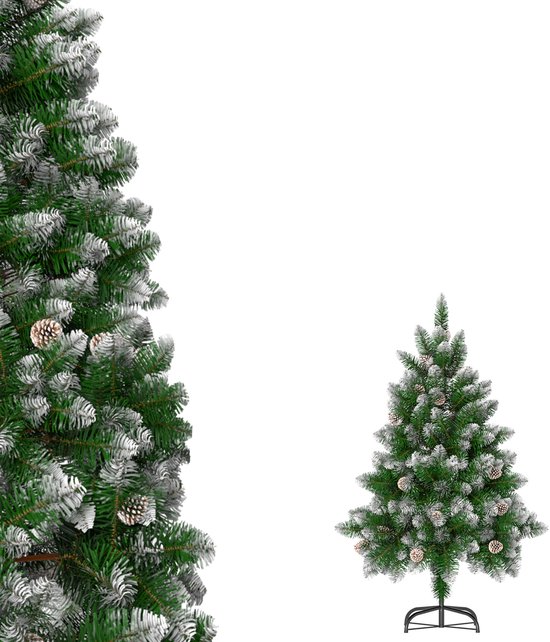 Groene kunstkerstboom met sneeuwrandjes en dennenappels, naast een deel van een grotere boom.